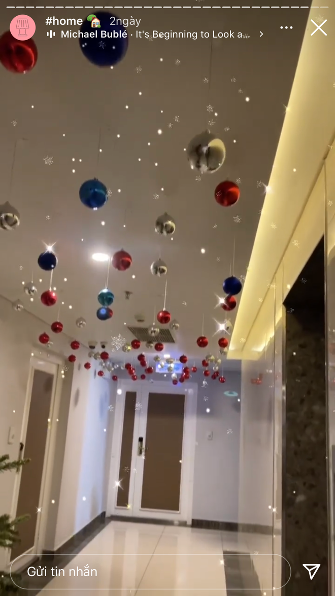 Không chỉ vậy, nhà Ngọc Thanh Tâm "thầu" trọn một tầng trong toà nhà chung cư nên ngoài hành lang, cô nàng cũng thoả sức treo quả châu, gắn sao lấp lánh.