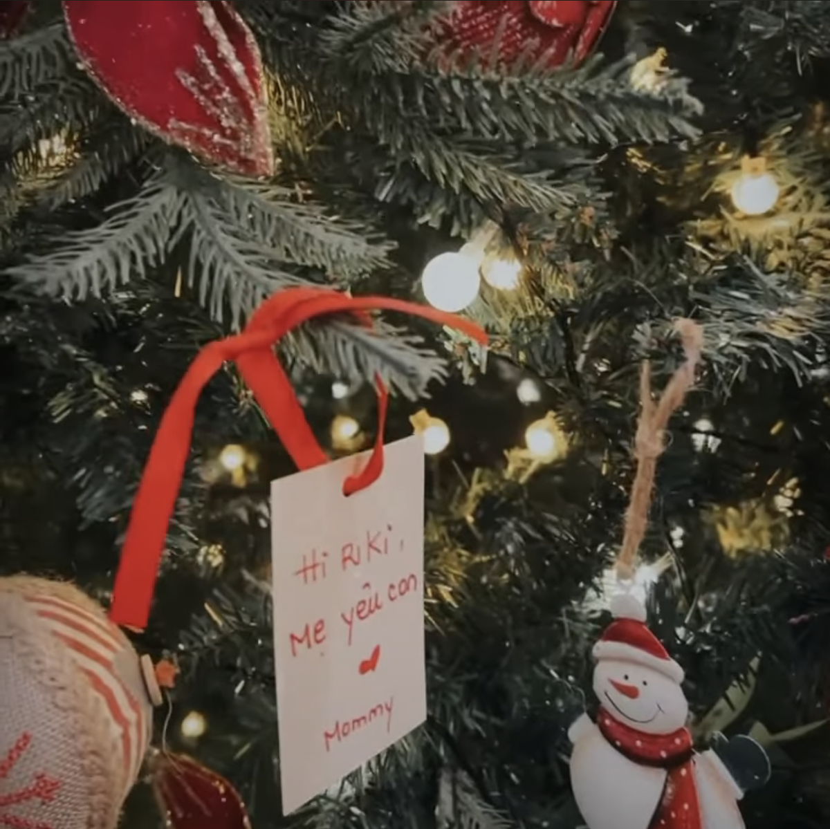 Trước đó, Hà Tăng cũng đã kịp mang không khí Giáng sinh vào biệt thự của gia đình bằng cây thông rực rỡ.