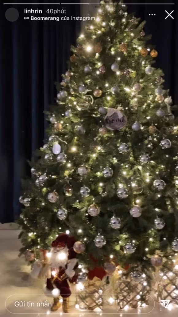 Thiếu gia Phillip Nguyễn "hộ tống" bạn gái Linh Rin đi mua đồ trang trí và thành quả là cây thông vô cùng lộng lẫy.