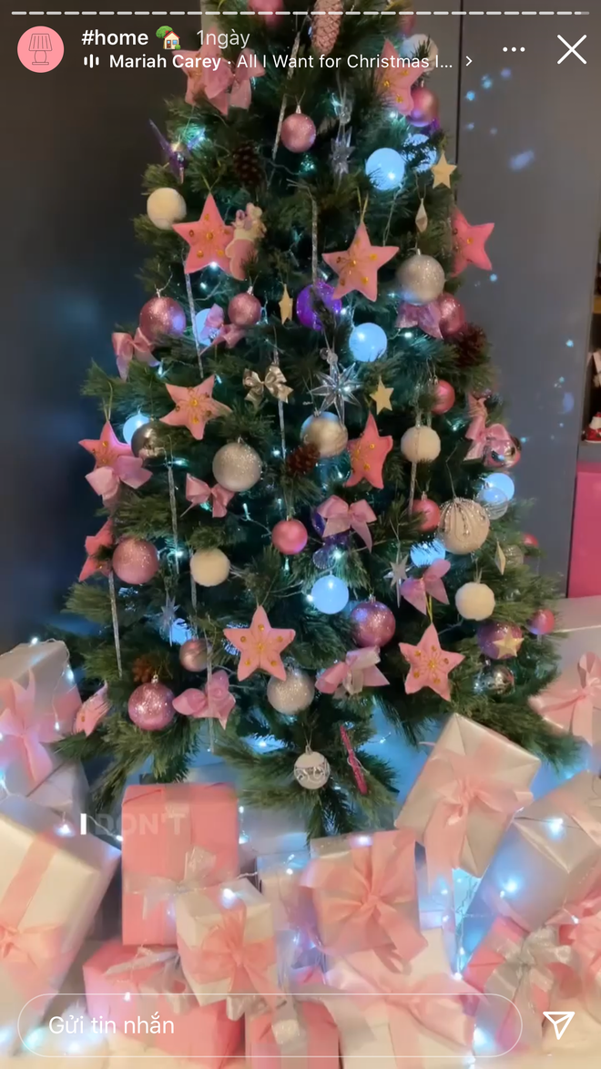 Căn nhà có gam màu hồng - xám nên cô nàng cũng lấy luôn 2 màu này làm chủ đạo để đón Giáng sinh.