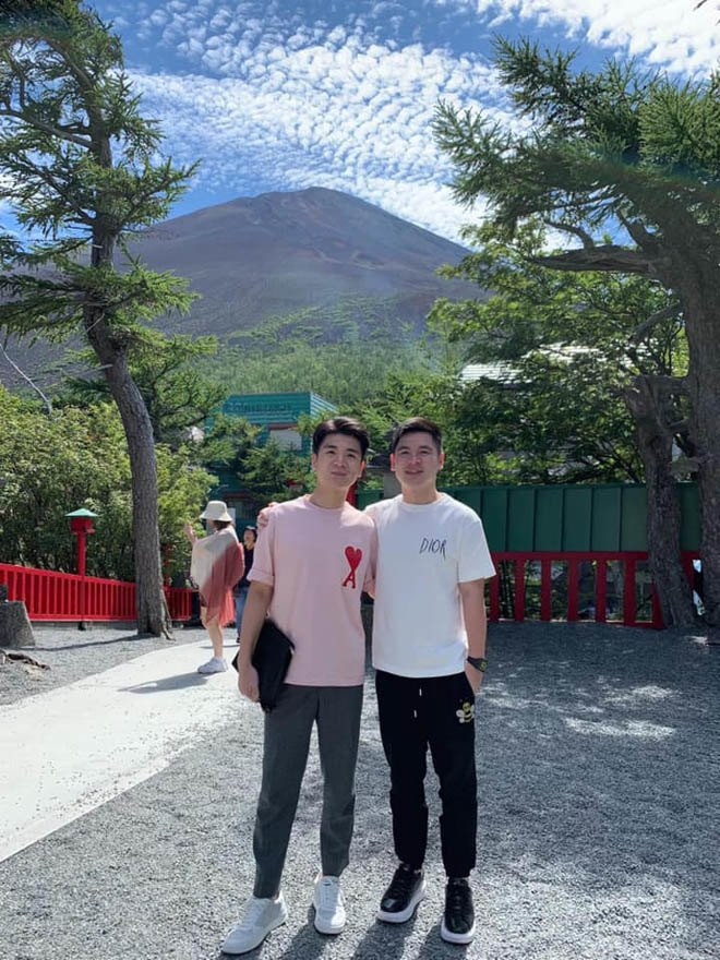 Trên trang cá nhân, Đỗ Vinh Quang thường xuyên chia sẻ ảnh đi du lịch cùng bạn bè, gia đình. Đặc biệt, Vinh Quang rất thân thiết với người anh trai Đỗ Quang Vinh. Ảnh: Instagram