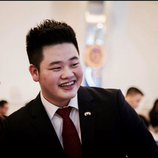 Tuy nhiên, khác với nhiều thiếu gia Việt con nhà giàu khác, thay vì chọn du học, Vũ Sơn Tùng lại quyết định theo học tại một trường đại học ở Hà Nội. Ảnh: Thuongtruong