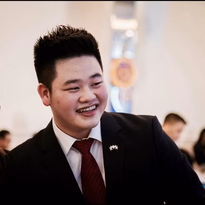 Tuy nhiên, khác với nhiều thiếu gia Việt con nhà giàu khác, thay vì chọn du học, Vũ Sơn Tùng lại quyết định theo học tại một trường đại học ở Hà Nội. Ảnh: Thuongtruong