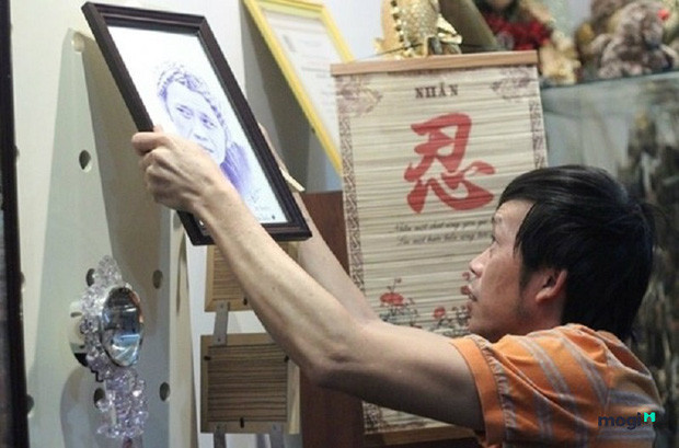 Căn nhà trông khá giản dị giống với tính cách đời thường của nam nghệ sĩ. Ở phòng khách, Hoài Linh trưng bày cẩn thận những bức tranh do fan vẽ tặng. Ảnh: Internet