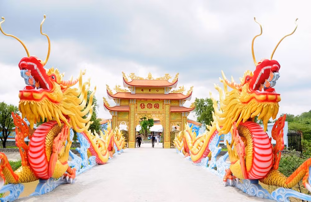 Công trình mất 2 năm xây dựng, trên khuôn viên rộng 7000m2, có các phân khu lớn như nhà thờ chính, nhà thợ phụ, nhà nghỉ cho khách… với kiến trúc độc đáo, cầu kỳ, bề thế không khác gì những cung điện ngày xưa. Ảnh: Dân Việt