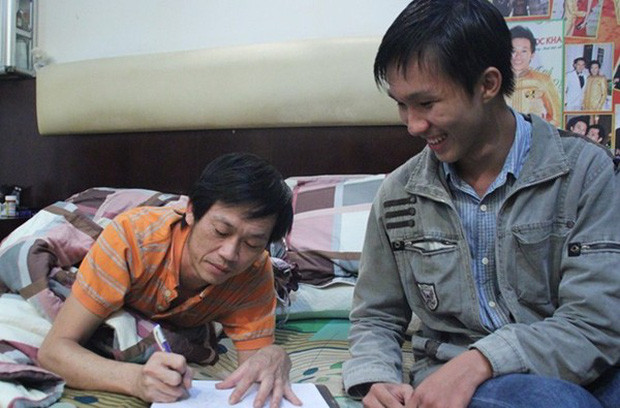 Căn nhà trông khá giản dị giống với tính cách đời thường của nam nghệ sĩ. Ở phòng khách, Hoài Linh trưng bày cẩn thận những bức tranh do fan vẽ tặng. Ảnh: Internet