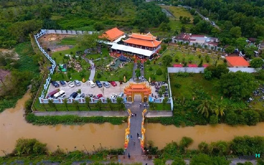 Là người kín tiếng trong chuyện đời tư, nghệ sĩ Hoài Linh rất hiếm khi chia sẻ về nhà riêng. Sau nhiều năm hoạt động nghệ thuật, nam danh hài sở hữu nhà thờ Tổ trị giá 100 tỷ đồng ở TP. Thủ Đức (TP.HCM). Ảnh: Zing