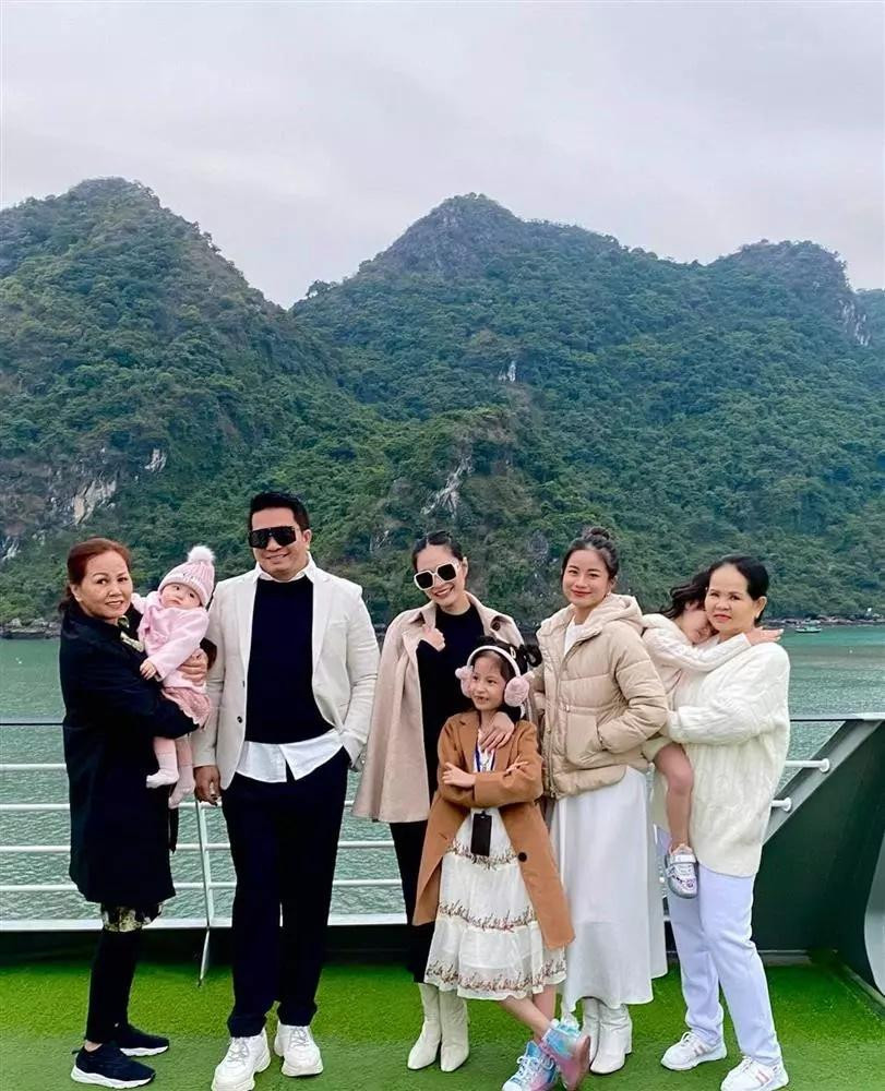 Mới đây, Di Băng còn tiết lộ gia đình đang có 5 người giúp việc thay vì 3 người như trước đây. Bởi thời gian qua, bọn trẻ con nhà cô nàng nghỉ học do dịch bệnh khiến 3 vú em cũ khá vất vả. Ảnh: Facebook