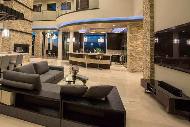 Trước khi ly hôn, Đan Trường - Thuỷ Tiên sở hữu căn biệt thự triệu đô có diện tích lên đến hơn 4000m2, trong đó khu nhà ở có diện tích 1500m2, còn lại là khuôn viên bao quanh. Ảnh: Facebook