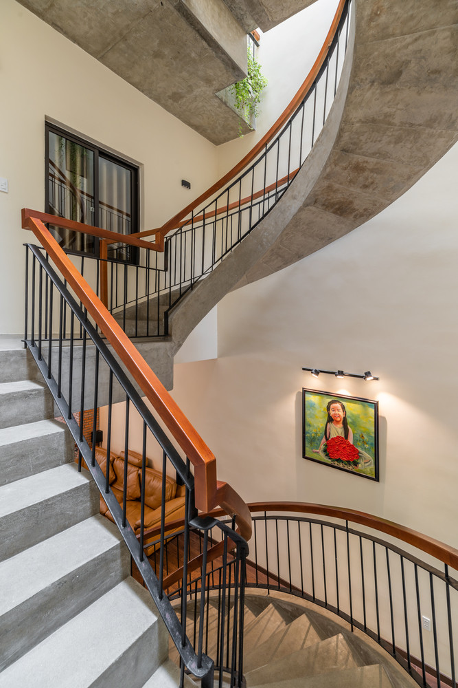 Cầu thang được bố trí không đồng trục vừa giúp điều tiết ánh sáng xuống các tầng bên dưới vừa giảm cảm giác về độ cao.