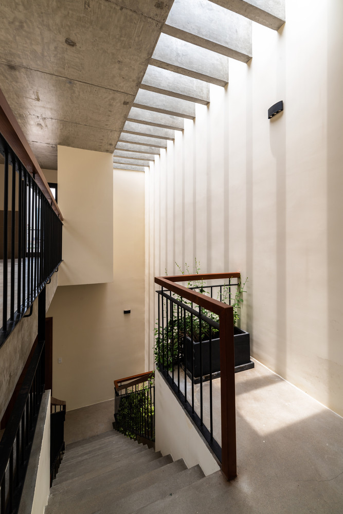 Khoảng thông tầng giữa nhà cho ánh sáng len lỏi khắp nơi. Nguồn ảnh: Đức Ngô