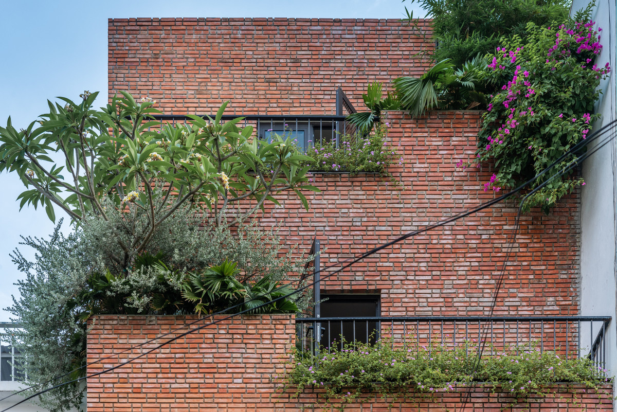 Bên ngoài, mặt tiền ngôi nhà cũng được bố trí lệch tầng, các khối tầng trên lùi dần so với các tầng dưới giúp nhà phố 5 tầng thông thoáng hơn.