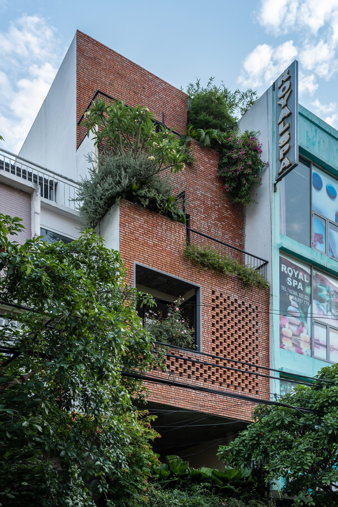 Ngôi nhà có tổng diện tích sử dụng 400 m2, là không gian sống của một gia đình gồm 6 thành viên.