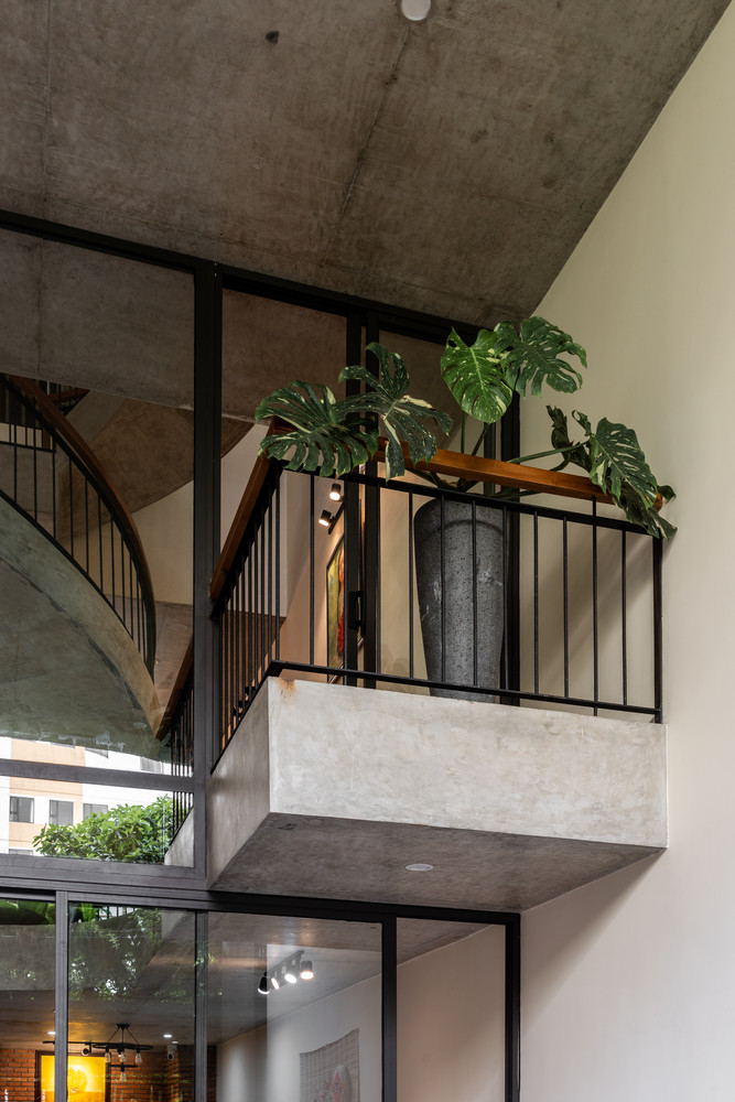 Vấn đề quan trọng là làm sao giải quyết được vấn đề ánh sáng cho một nhà ống cao và hẹp. Ngoài ra, tính tương tác với không gian đô thị xung quanh cũng là điều mà nhóm thiết kế quan tâm.