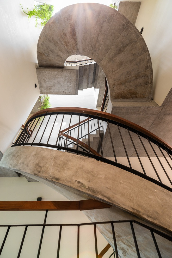 Vì vậy, nhóm kiến trúc sư đã cố gắng lấy ánh sáng mặt trời thông qua một "cái phễu" ở giữa nhà.