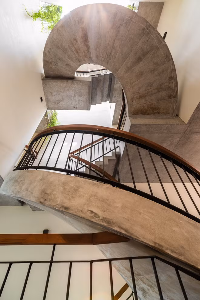 Vì vậy, nhóm kiến trúc sư đã cố gắng lấy ánh sáng mặt trời thông qua một "cái phễu" ở giữa nhà.