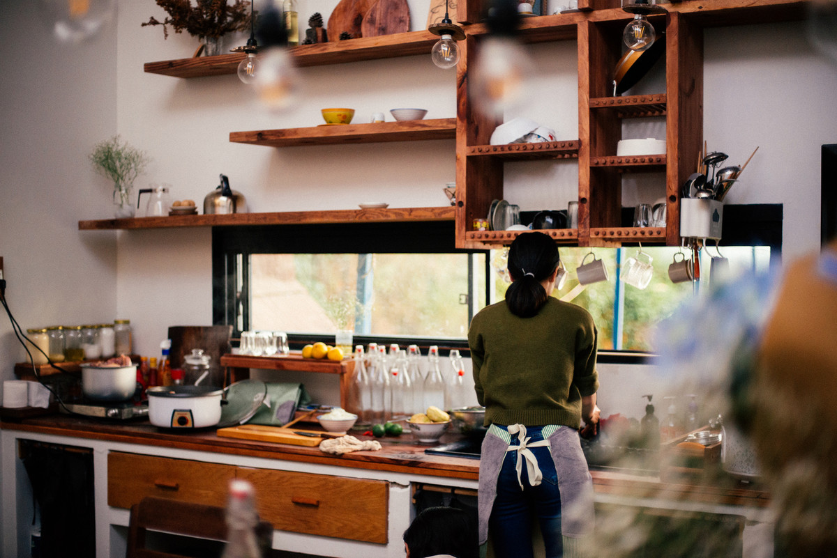 Nhà bếp được bố trí nhỏ gọn, tiện nghi nằm ở trung tâm.