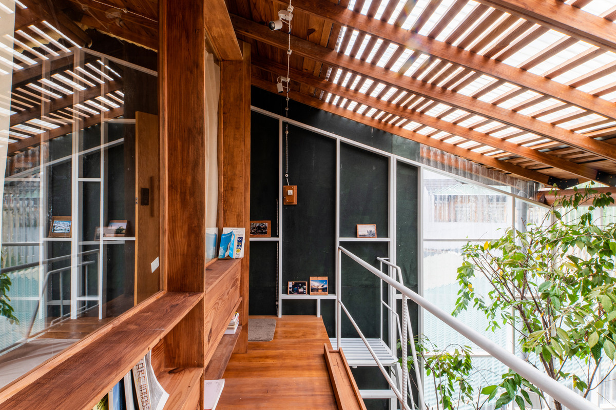 Không gian bên trong căn nhà gồm 3 tầng và 1 tầng áp mái. Nhà có tổng cộng 6 phòng bao gồm cả khu sinh hoạt tập thể và khu vệ sinh cho mỗi phòng.