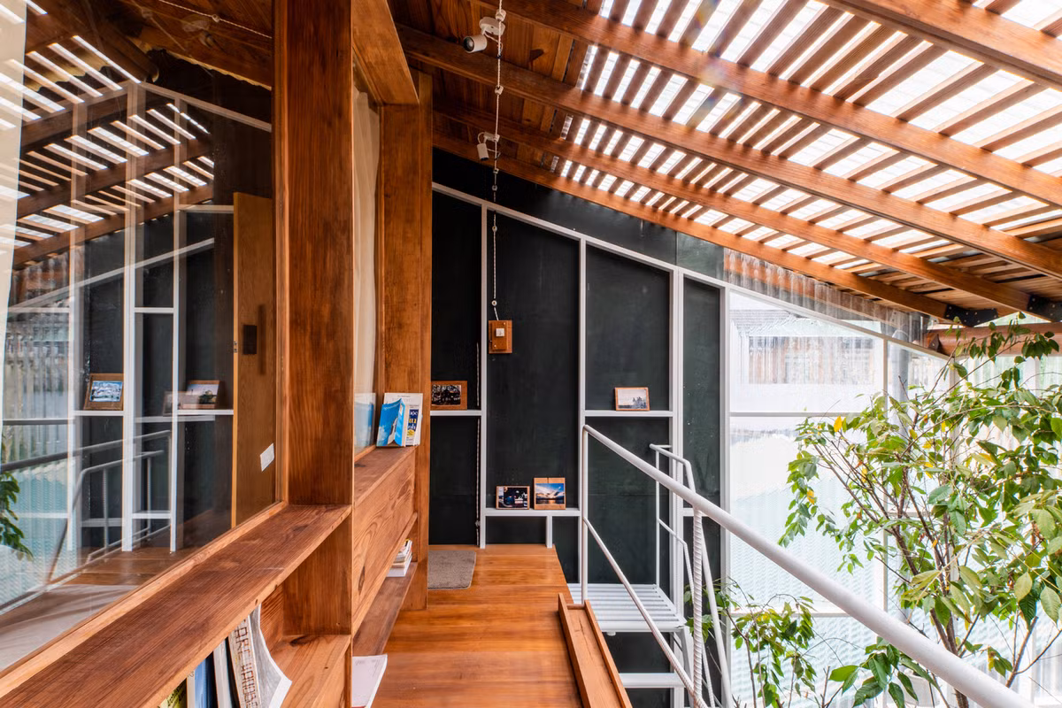 Không gian bên trong căn nhà gồm 3 tầng và 1 tầng áp mái. Nhà có tổng cộng 6 phòng bao gồm cả khu sinh hoạt tập thể và khu vệ sinh cho mỗi phòng.