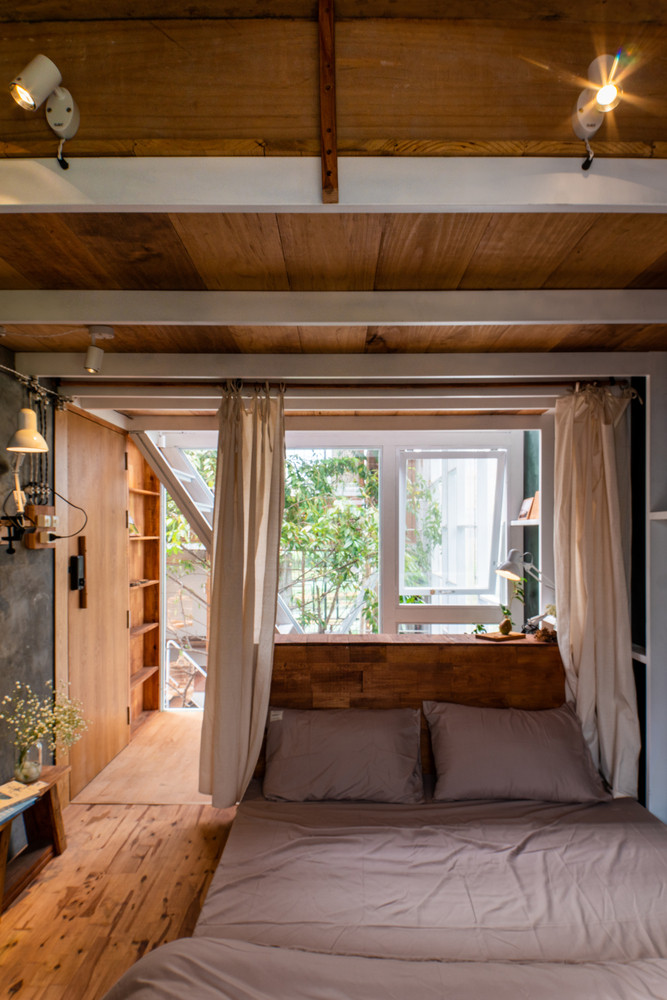 Căn nhà bao phủ bởi hai màu trắng - nâu, quyện chung với sắc vàng của ánh sáng, vừa hài hoà lại đủ đơn giản.