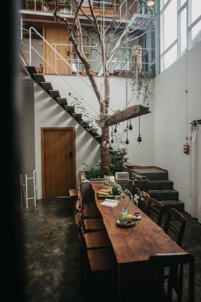 Cầu thang kết nối giữa các tầng được bố trí liên thông, kéo dài từ sảnh chính đến khu sinh hoạt chung của căn nhà.