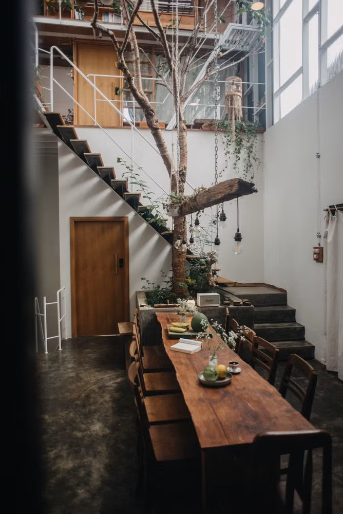 Cầu thang kết nối giữa các tầng được bố trí liên thông, kéo dài từ sảnh chính đến khu sinh hoạt chung của căn nhà.