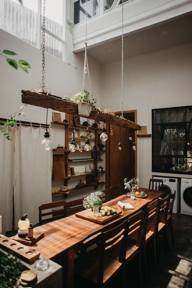 Hầu hết nội thất, khung và tường của ngôi nhà đều được làm bằng gỗ thông, tạo cảm giác ấm cúng đối lập với không gian bao trùm se se lạnh của Đà Lạt.