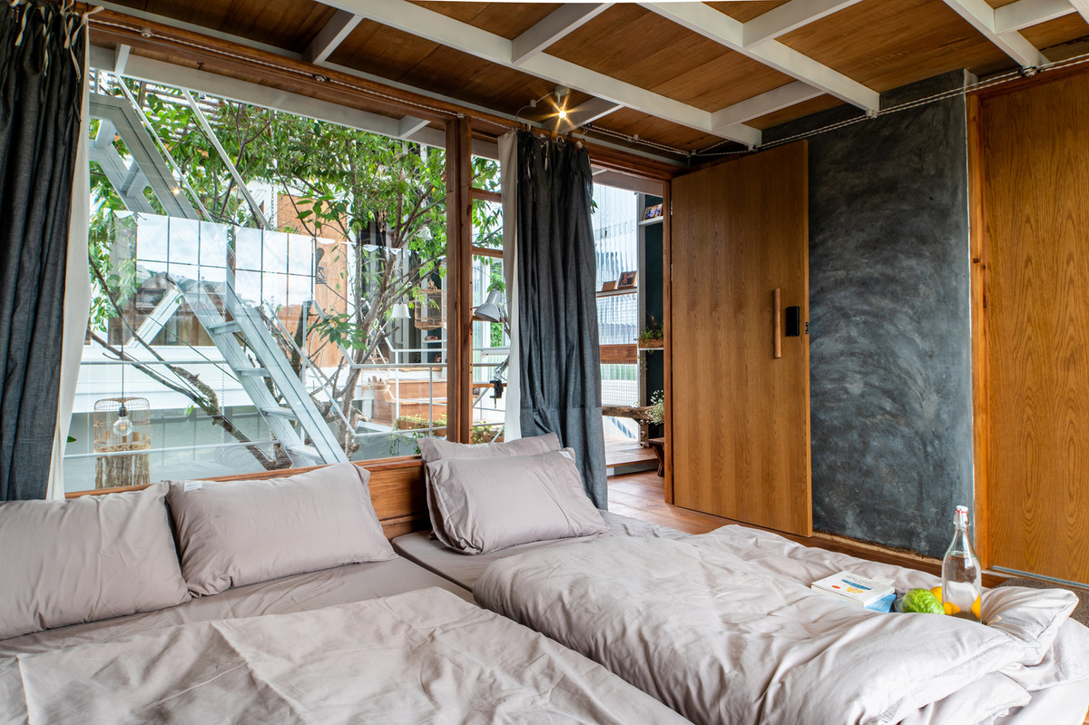 Tất cả các phòng đều được kết nối với sân vườn bằng cửa sổ lớn giúp tạo ra một không gian linh hoạt, có thể thay đổi công năng dễ dàng tùy theo nhu cầu của người sử dụng.