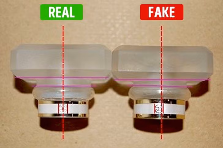 Nắp của chai nước hoa thật có thiết kế đối xứng hoàn hảo, ngoại trừ một số thiết kế đặc biệt. Thế nhưng, điều này người mua hoàn toàn có thể đối chiếu với thiết kế bản gốc.