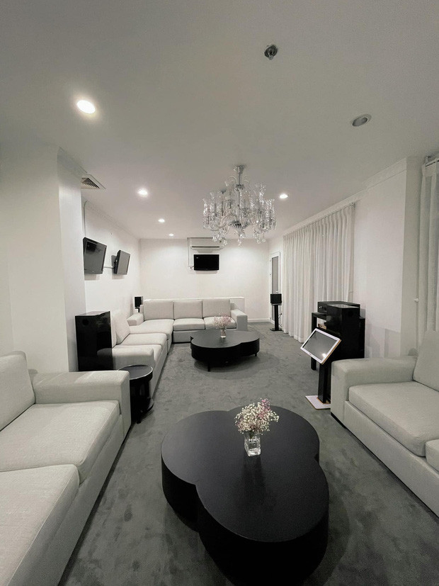 Lý Nhã Kỳ thiết kế hẳn một phòng hát karaoke hiện đại để cùng gia đình và bạn bè giải trí vào dịp cuối tuần. Ảnh: FBNV