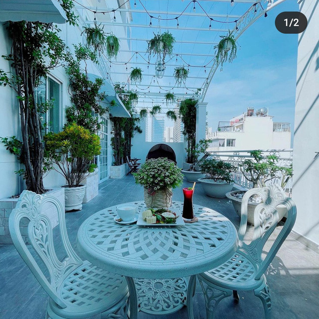 Bộ bàn ghế đặt tại sân vườn được thiết kế theo phong cách châu Âu hiện đại. Ảnh: FBNV