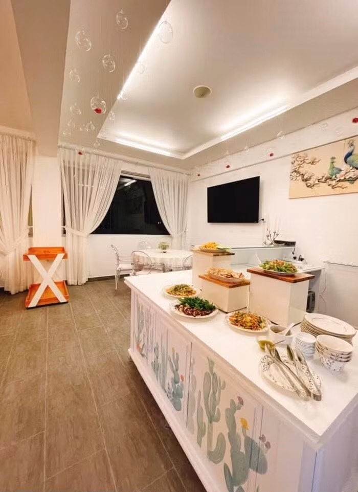 Mỗi không gian phòng đều có những cách bài trí, thiết kế riêng với tông màu be chủ đạo. Ảnh: FBNV