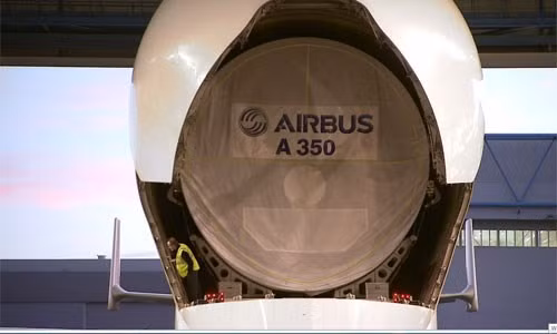 Trước khi cất cánh bay trên bầu trời, chiếc Airbus A350 phải trải qua nhiều công đoạn từ lắp ráp, phun sơn, kiểm tra kỹ thuật...