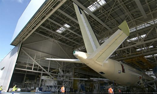 Khi mọi công đoạn lắp ráp hoàn thiện, máy bay được chuyển sang xưởng phun sơn.