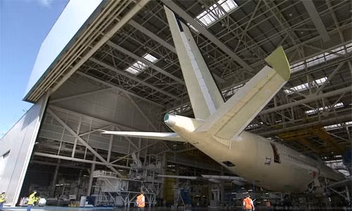 Khi mọi công đoạn lắp ráp hoàn thiện, máy bay được chuyển sang xưởng phun sơn.