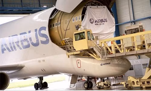 Ít ai biết, Airbus chế tạo đôi cánh A350 ở Broughton, Vương quốc Anh trước khi hoàn thiện chúng ở Bremen, Đức.