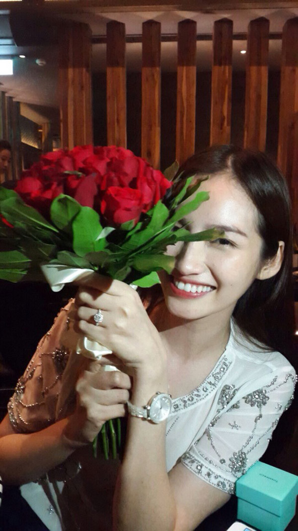 Trước đó, doanh nhân John Từ đã cầu hôn Trúc Diễm bằng nhẫn kim cương đắt đỏ của hãng Tiffany &amp; Co có giá dao động khoảng 2.500 USD trở lên. Ảnh: Internet