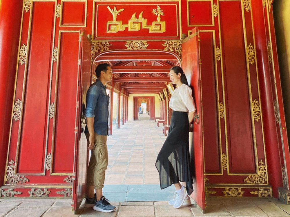 Trong thời gian rảnh rỗi, nam doanh nhân có sở thích du lịch và cùng vợ đi chơi. Ảnh: Ngoisao