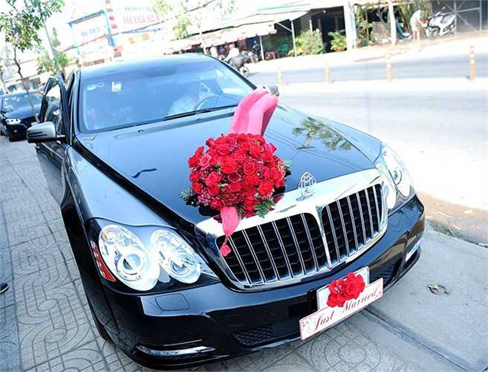 Xe hoa của Trúc Diễm thuộc dòng Maybach cao cấp có giá khoảng 20 tỷ đồng (1 triệu USD) tại Việt Nam. Đây cũng là dòng hiếm, chỉ có khoảng vài chiếc trong nước. Ảnh: Doanh nghiệp &amp; Tiếp thị
