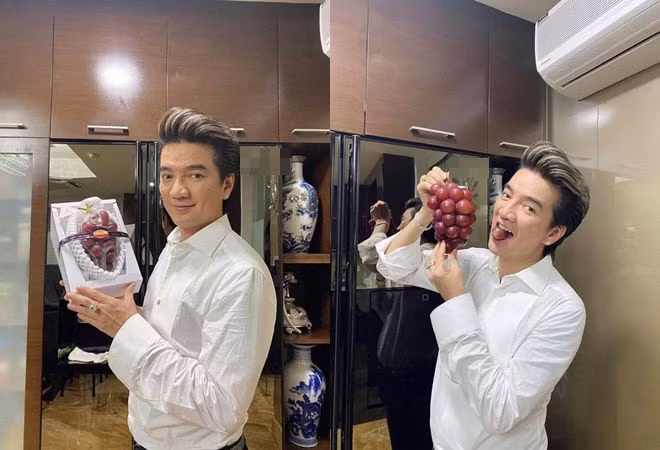 Lily Chen không phải là sao Việt duy nhất được fan tặng quà giá trị. Đàm Vĩnh Hưng từng được fan tặng những món quà cực kỳ đặc biệt, nhìn thì đơn giản nhưng giá trị lại trên trời. Trong đó, phải kể đến chùm nho có giá lên đến 11 triệu đồng/ chùm gồm 24 quả.