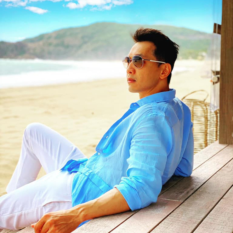 Nắm trong tay tài sản nghìn tỷ, ngoại hình điển trai và ưa nhìn, lại thêm tính cách sôi nổi, trẻ trung, song vị chủ tịch ngân hàng này vẫn chưa chịu kết hôn khi đã ngoài 40 tuổi. Ảnh: FBNV