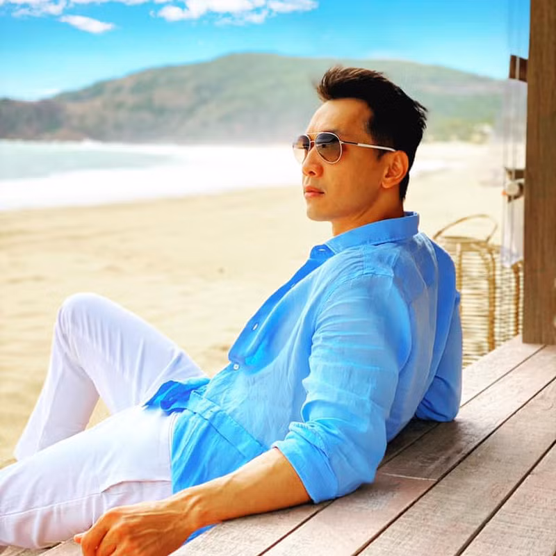 Nắm trong tay tài sản nghìn tỷ, ngoại hình điển trai và ưa nhìn, lại thêm tính cách sôi nổi, trẻ trung, song vị chủ tịch ngân hàng này vẫn chưa chịu kết hôn khi đã ngoài 40 tuổi. Ảnh: FBNV