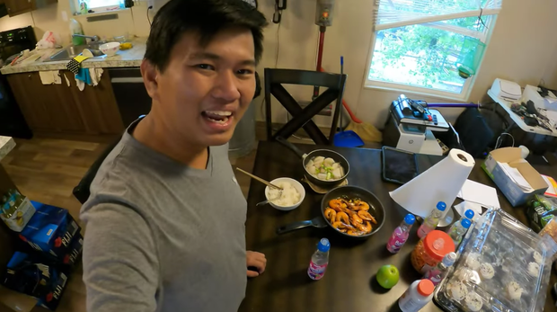  Vương Phạm (tên đầy đủ là Phạm Đình Quốc Vương) là triệu phú đô la gốc Việt hiện đang sống tại Mỹ.