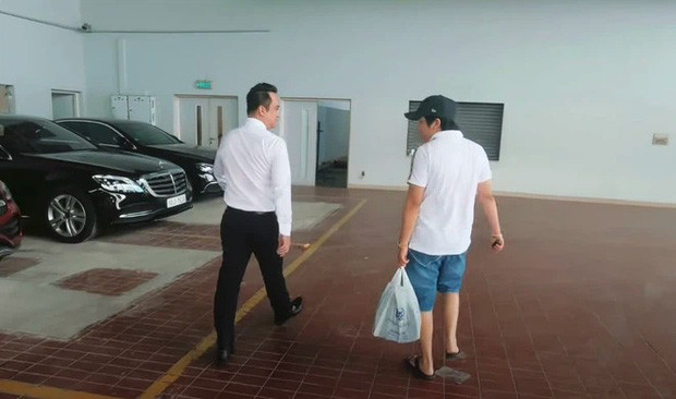 Lúc còn ở Việt Nam, Khoa Pug khiến nhiều người giật mình với clip xách bịch tiền tỷ như bịch... rác để đi mua chiếc Mercedes C300 AMG. Khi đó, chiếc xe có giá gần 2 tỷ đồng.