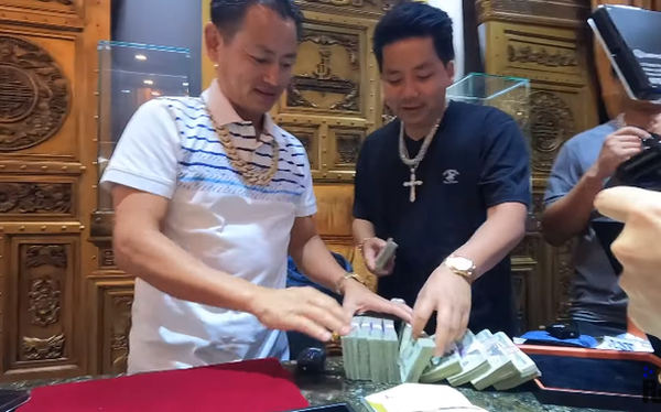 Cách đây chưa lâu, hot YouTuber ghé thăm tiệm kim cương của ông hoàng trang sức Johnny Đặng và chi gần 1 tỷ đồng để mua một bộ trang sức kim cương.