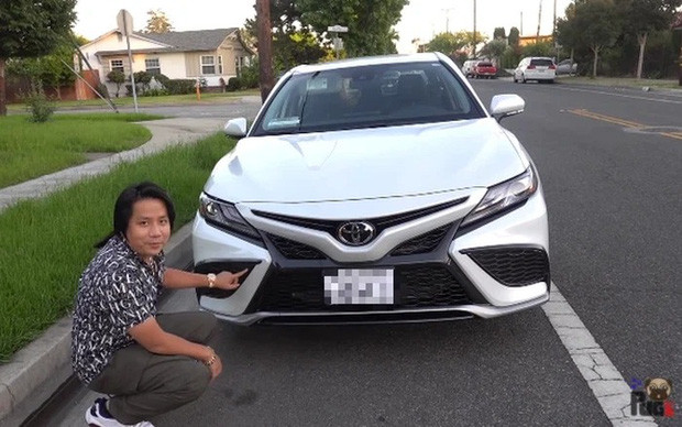 Khoa Pug cũng từng chi 10 tỷ đồng để sang Mỹ du học và chốt mua chiếc xe Toyota 800 triệu đồng sau nhiều ngày đi mua xe bất thành.