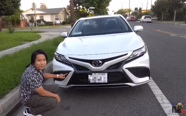 Khoa Pug cũng từng chi 10 tỷ đồng để sang Mỹ du học và chốt mua chiếc xe Toyota 800 triệu đồng sau nhiều ngày đi mua xe bất thành.