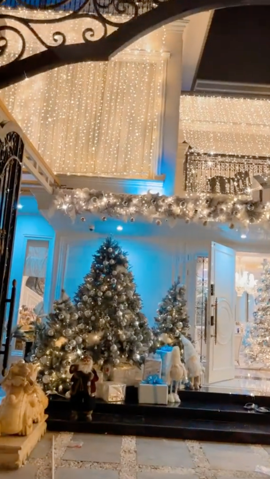 Đáng chú ý, cây thông trong biệt thự được đính pha lê nhập khẩu từ châu Âu, có giá tới 100 triệu đồng. Nguồn ảnh; chụp màn hình, FBNV