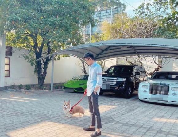 Thiếu gia Phan Hoàng thả nhẹ bức hình mừng Giáng sinh bên cún cưng và dàn siêu xe có giá đắt đỏ của gia đình.