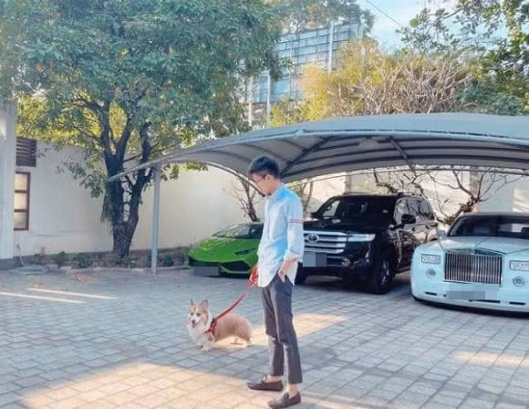 Thiếu gia Phan Hoàng thả nhẹ bức hình mừng Giáng sinh bên cún cưng và dàn siêu xe có giá đắt đỏ của gia đình.